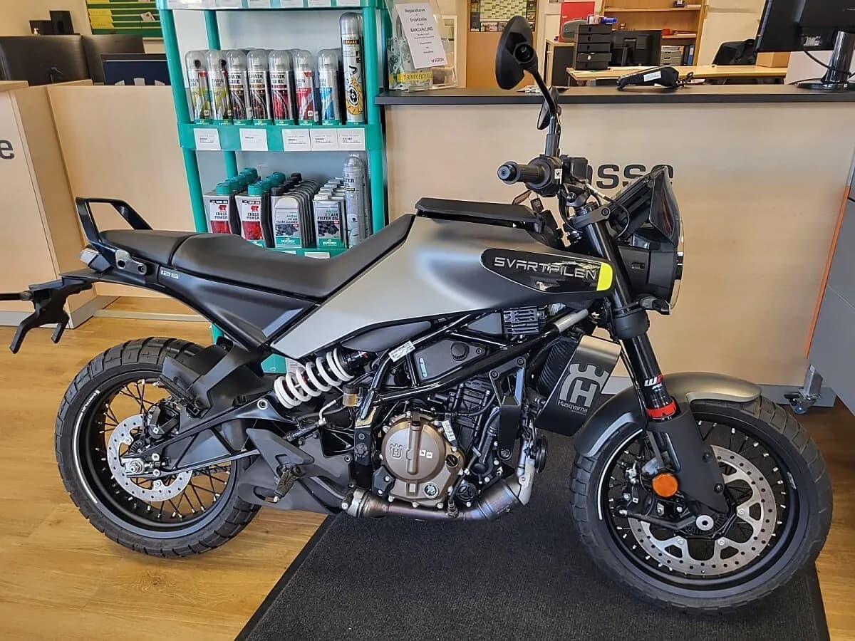 Husqvarna Svartpilen 125 – € 4.099, 1 km – Bild 1 von 3