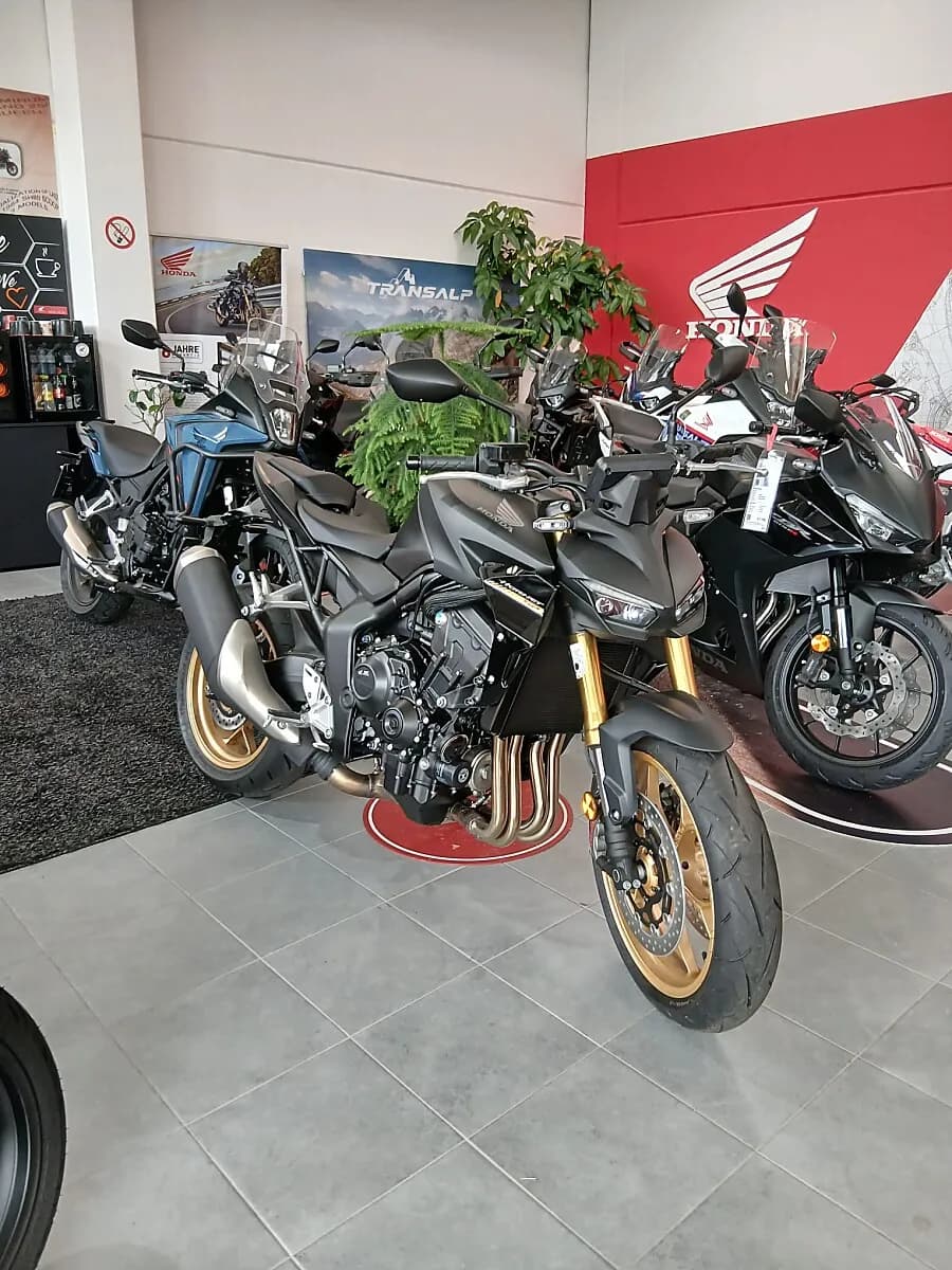 Honda CB – € 13.990, 0 km – Bild 1 von 3
