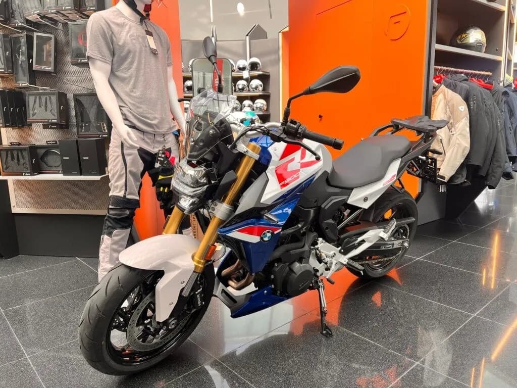 BMW F 900 R 2024 – € 9.999, 2 176 km – Bild 1 von 3