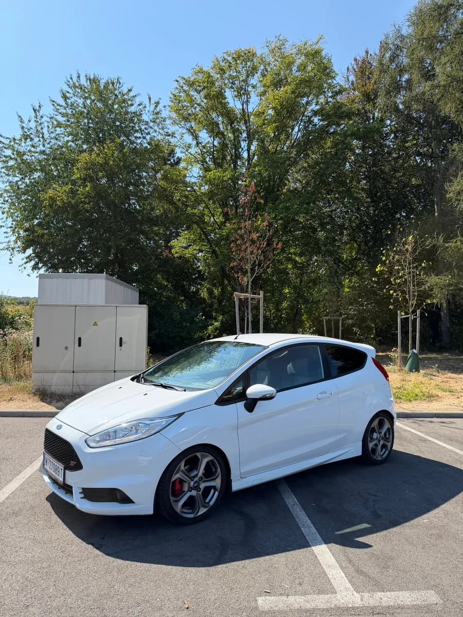 Ford Fiesta 2013 – € 9.999, 98 000 km – Bild 1 von 10