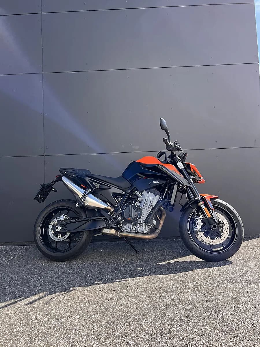 KTM 890