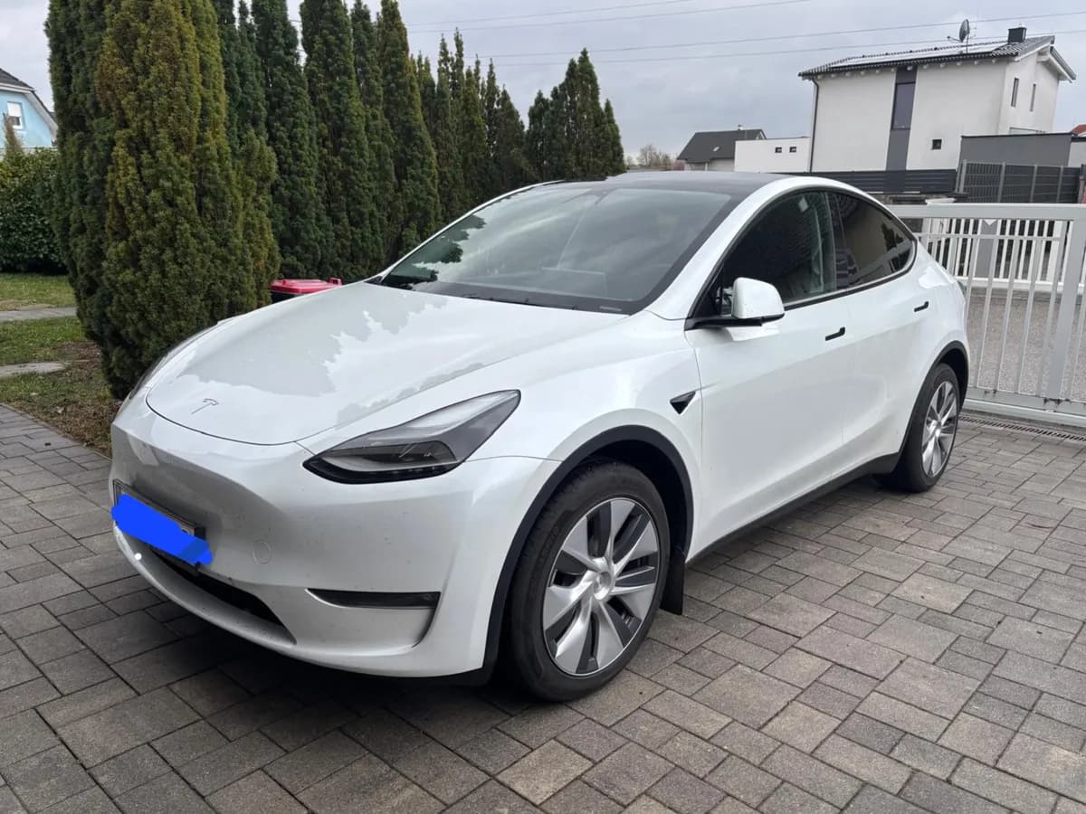Tesla Model Y 2023 – € 39.000, 47 000 km – Bild 1 von 5