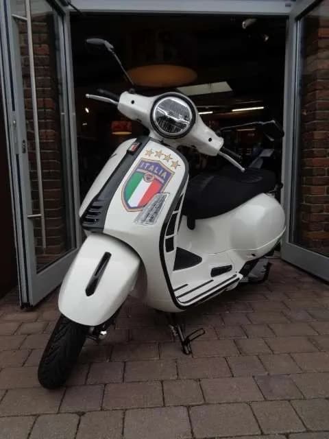 Vespa GTS – € 6.990, 0 km – Bild 1 von 8