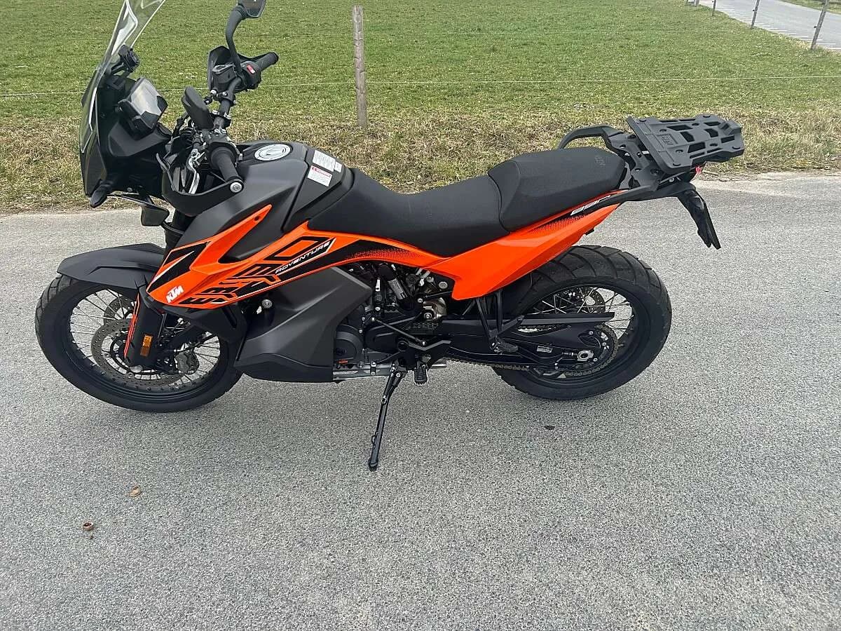 KTM 890