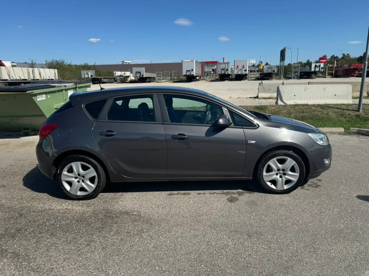 Opel Astra 2011 – € 3.300, 185 200 km – Bild 1 von 13