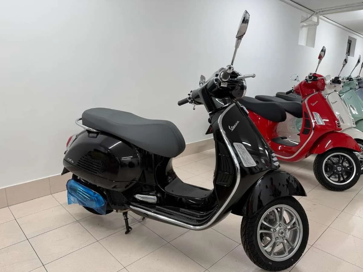 Vespa GTS – € 6.399, 1 km – Bild 1 von 3