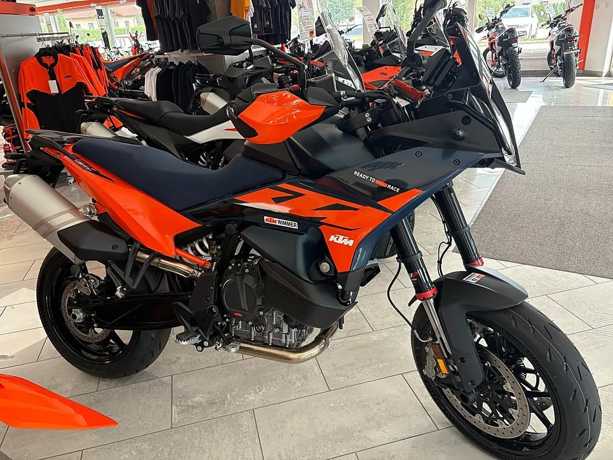 KTM 890