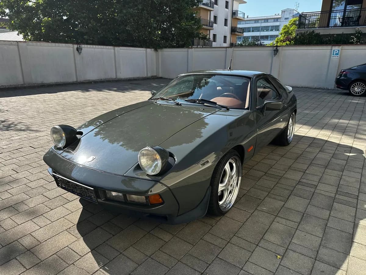 Porsche 928