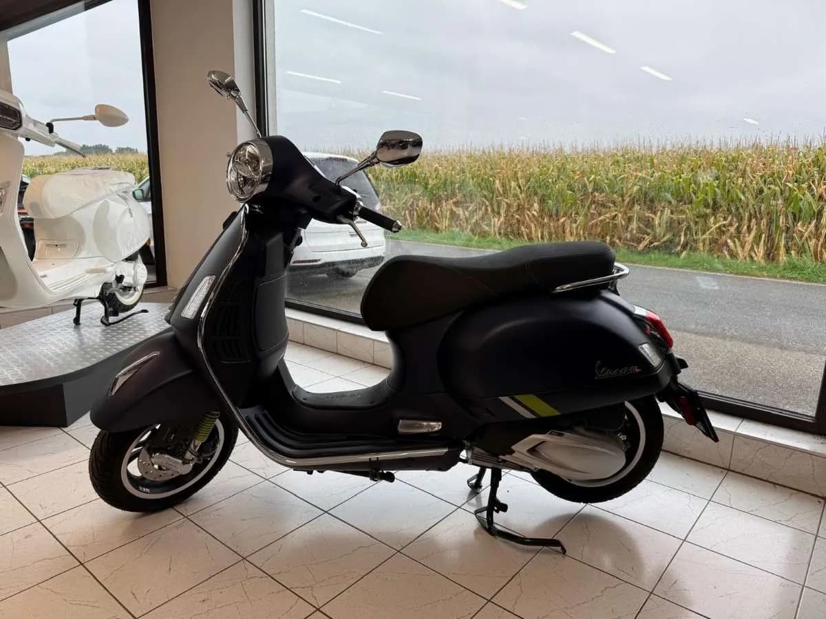 Vespa GTS – € 8.199, 1 km – Bild 1 von 4