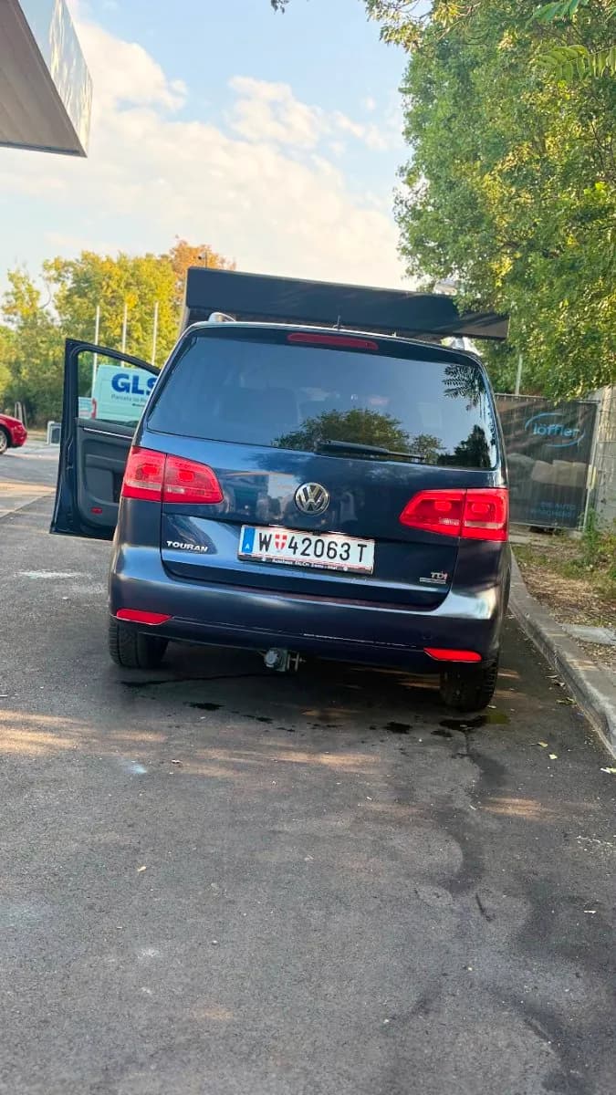 VW Touran 2011 – € 4.200, 210 000 km – Bild 1 von 10