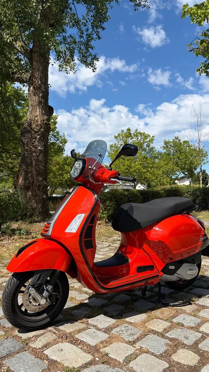 Vespa GTS 2024 – € 5.499, 1 500 km – Bild 1 von 9