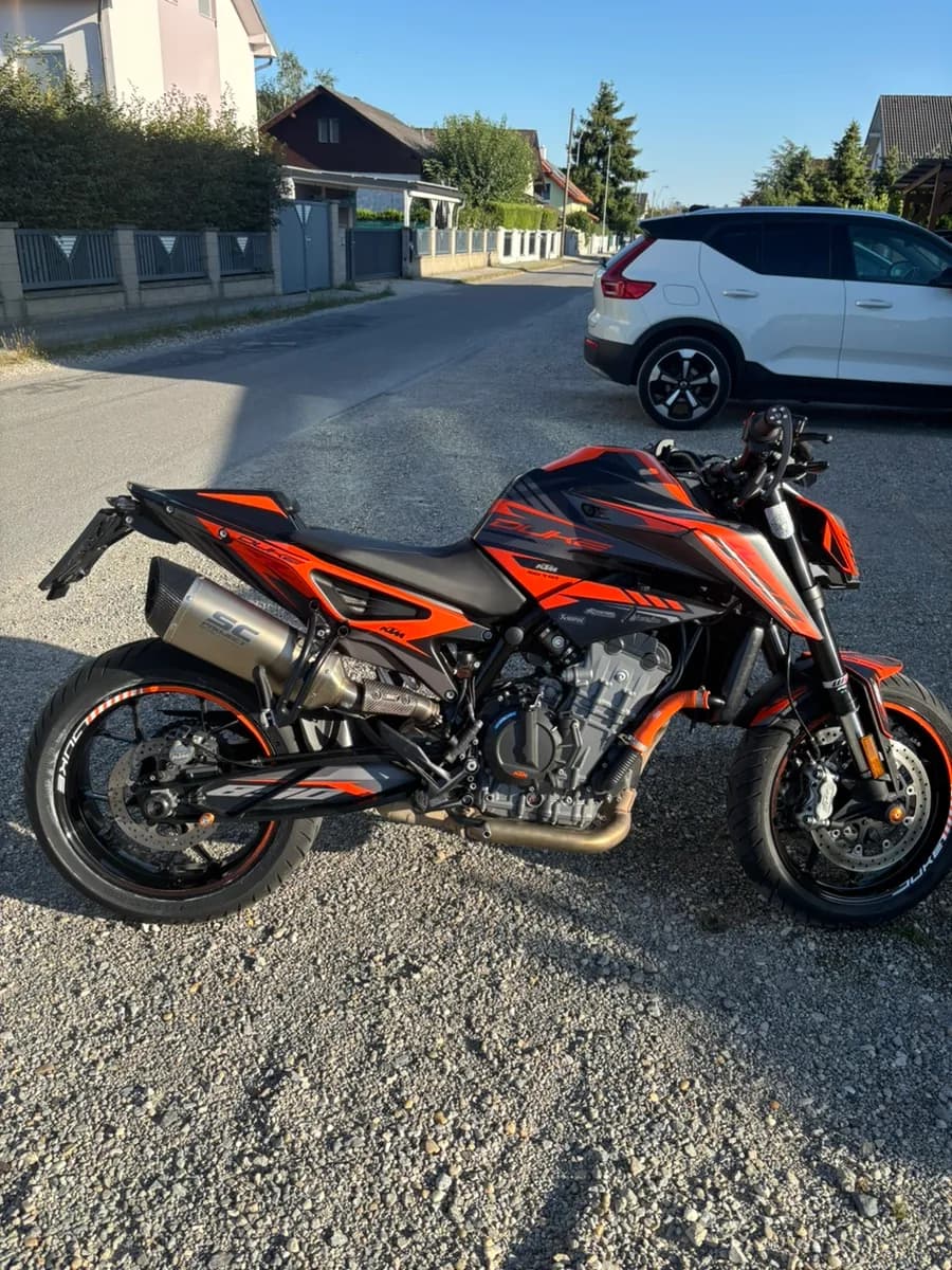KTM 890