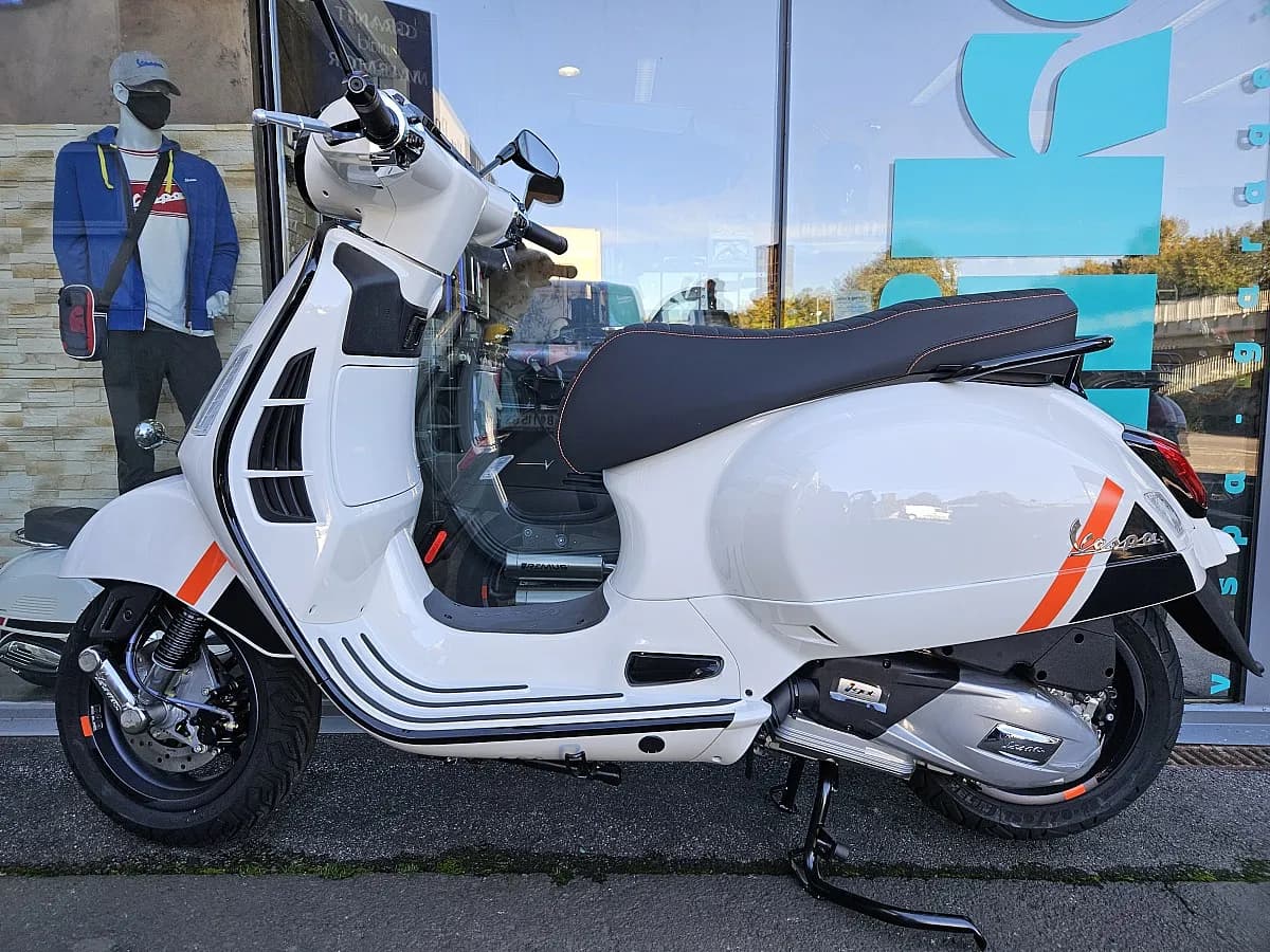 Vespa GTS – € 6.499, 0 km – Bild 1 von 8