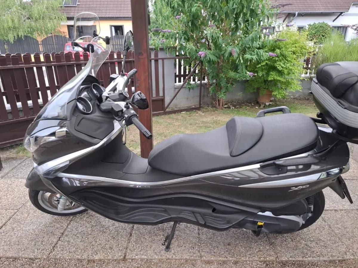 Piaggio X10