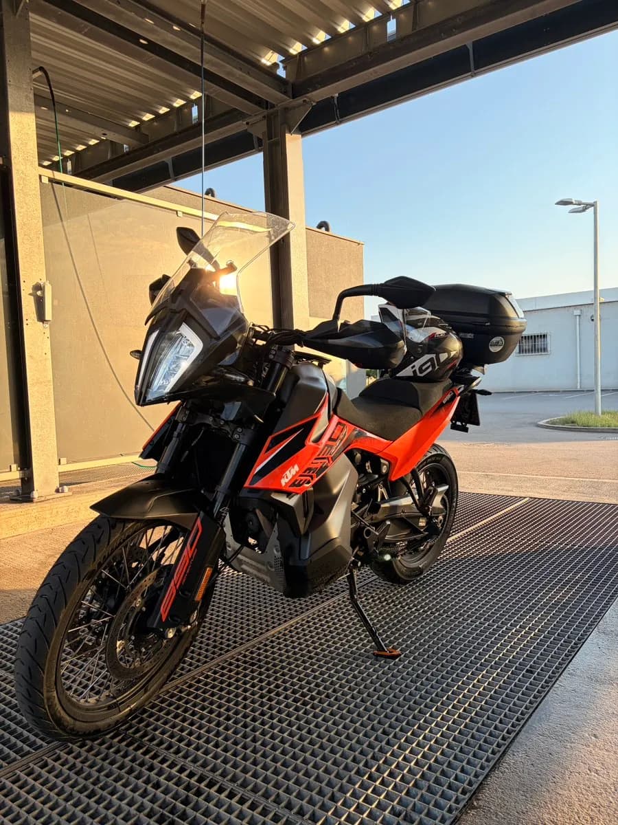 KTM 890