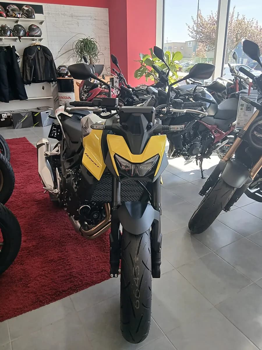 Honda CB – € 9.490, 0 km – Bild 1 von 4