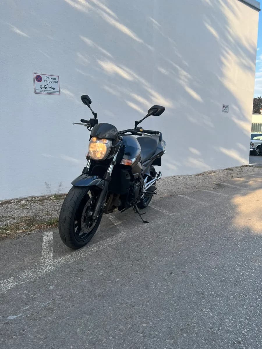 Suzuki GSR 2011 – € 3.800, 38 000 km – Bild 1 von 6