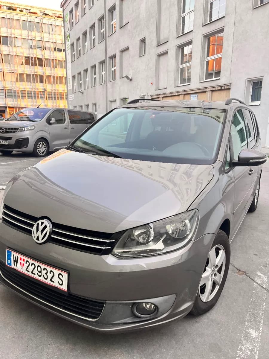 VW Touran 2011 – € 7.000, 216 600 km – Bild 1 von 5