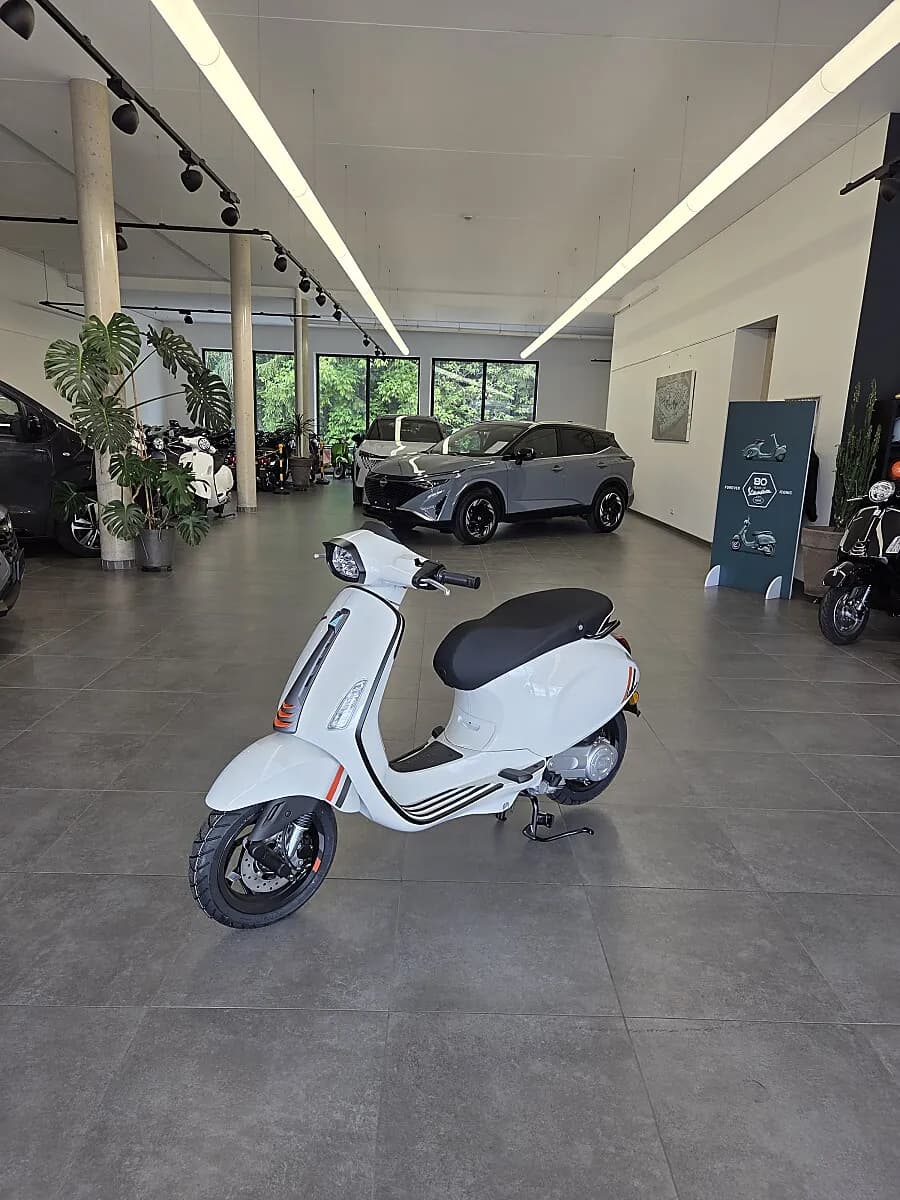 Vespa Sprint – € 3.699, 0 km – Bild 1 von 6