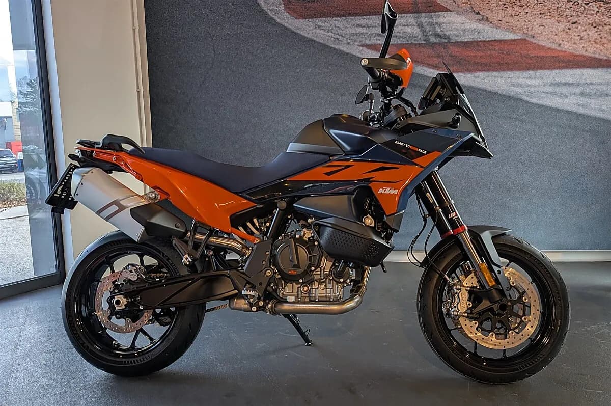 KTM 890
