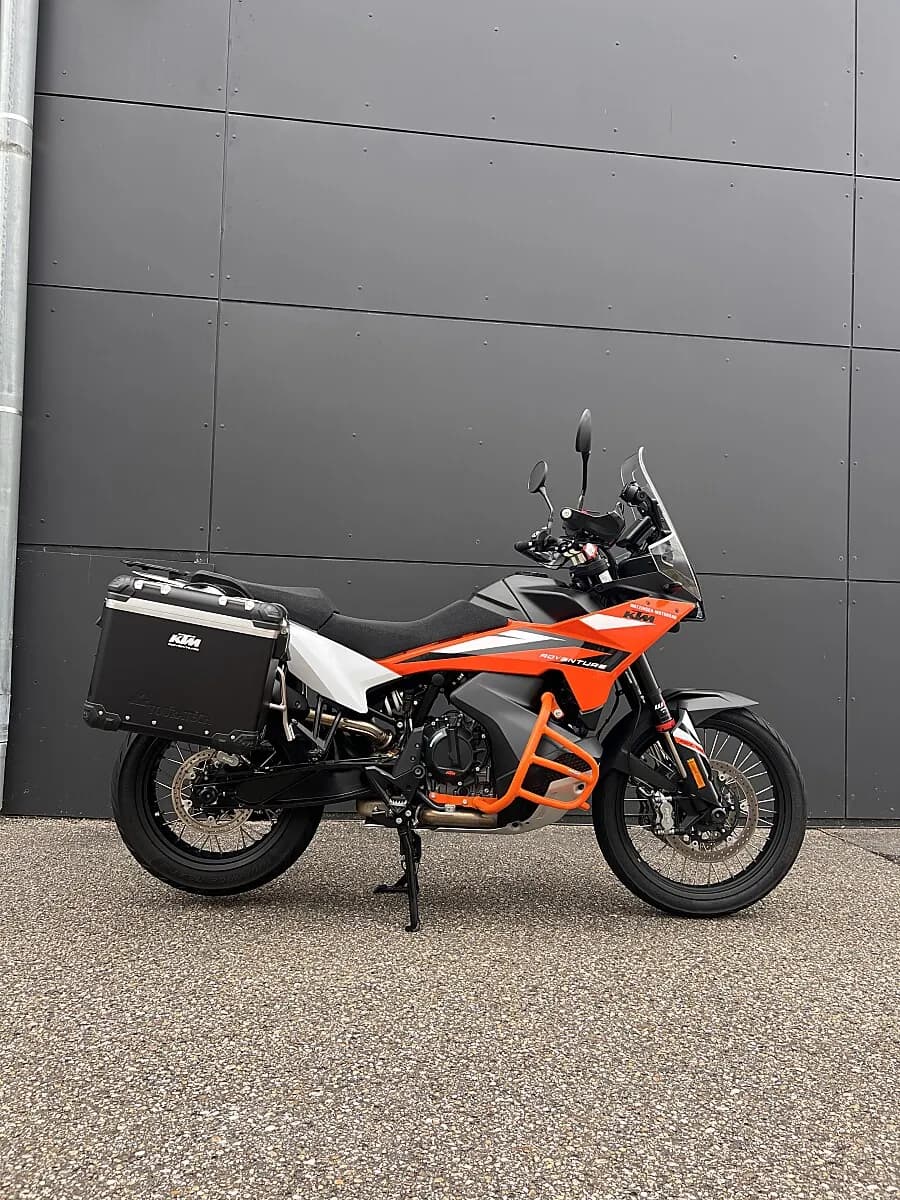 KTM 890
