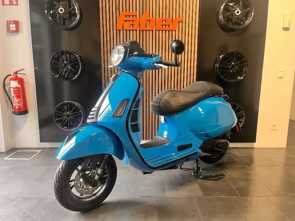Vespa GTS 2025 – € 9.590, 2 500 km – Bild 1 von 5