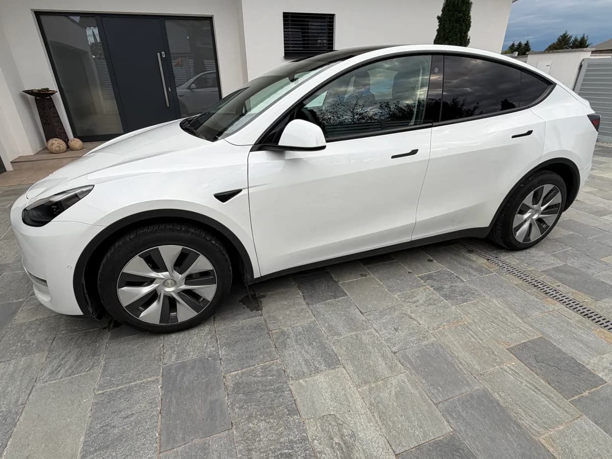Tesla Model Y 2021 – € 32.200, 70 000 km – Bild 1 von 14