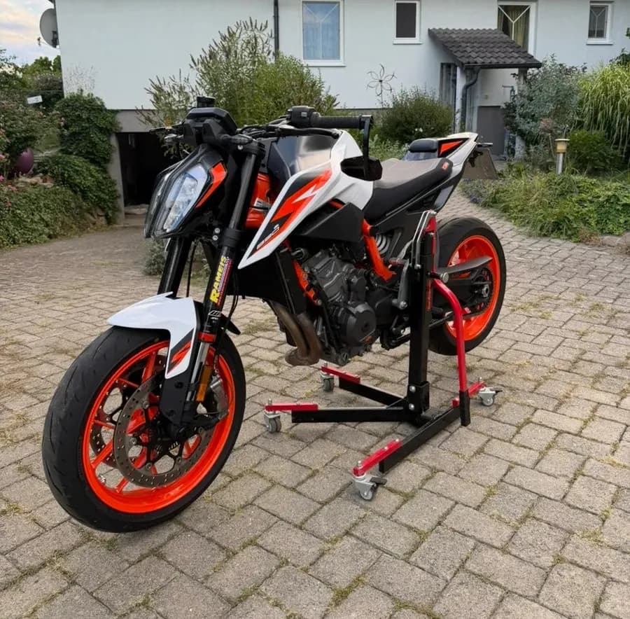 KTM 890