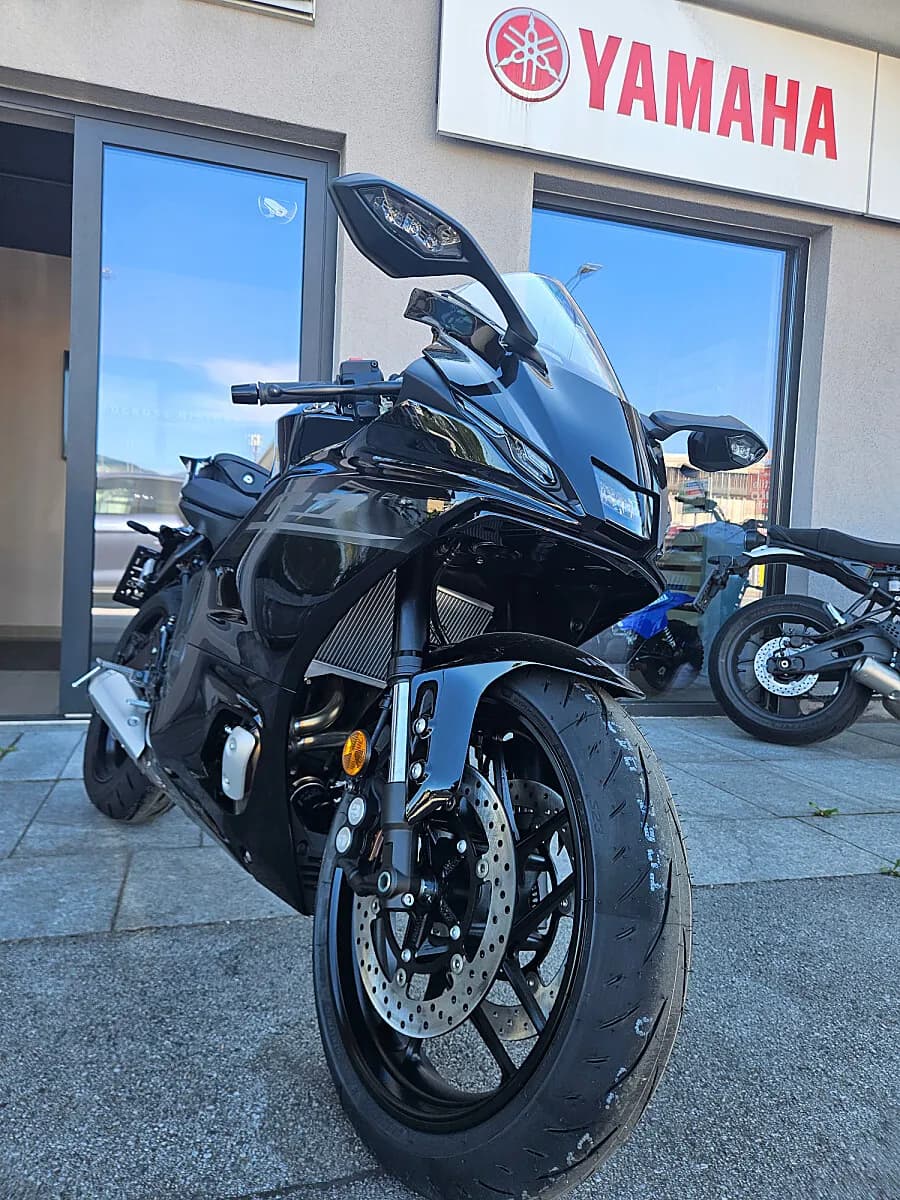 Yamaha YZF – € 11.499, 0 km – Bild 1 von 3