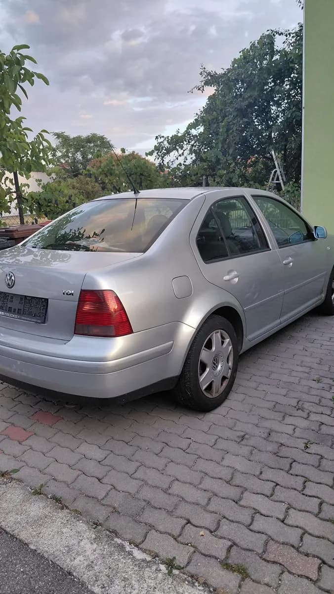 VW Bora 2002 – € 900, 354 000 km – Bild 1 von 9