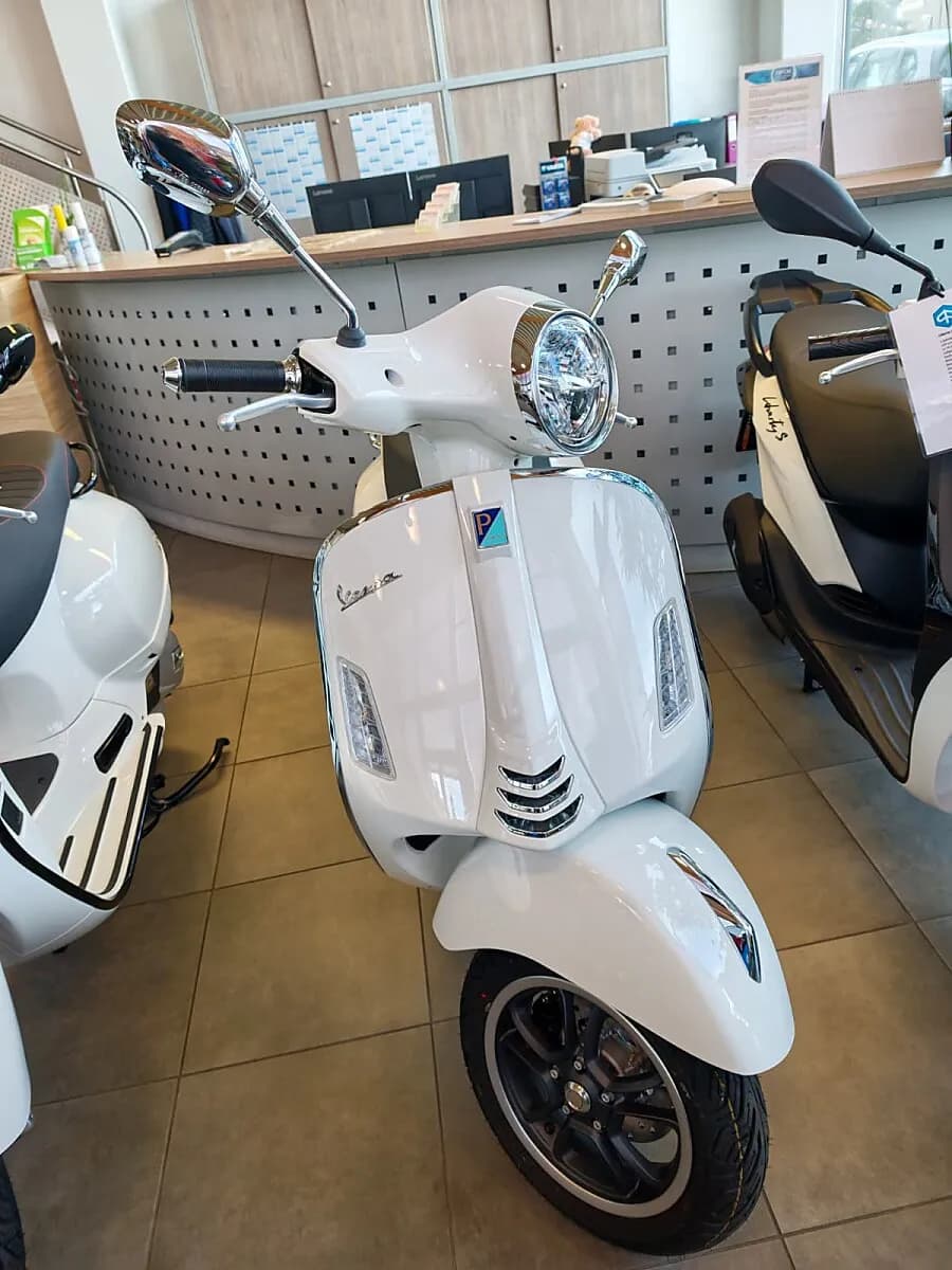 Vespa GTS – € 6.890, 0 km – Bild 1 von 2
