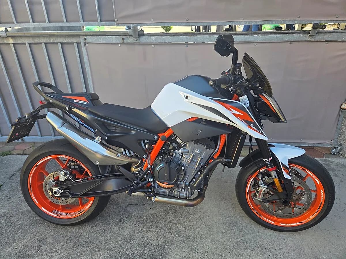 KTM 890