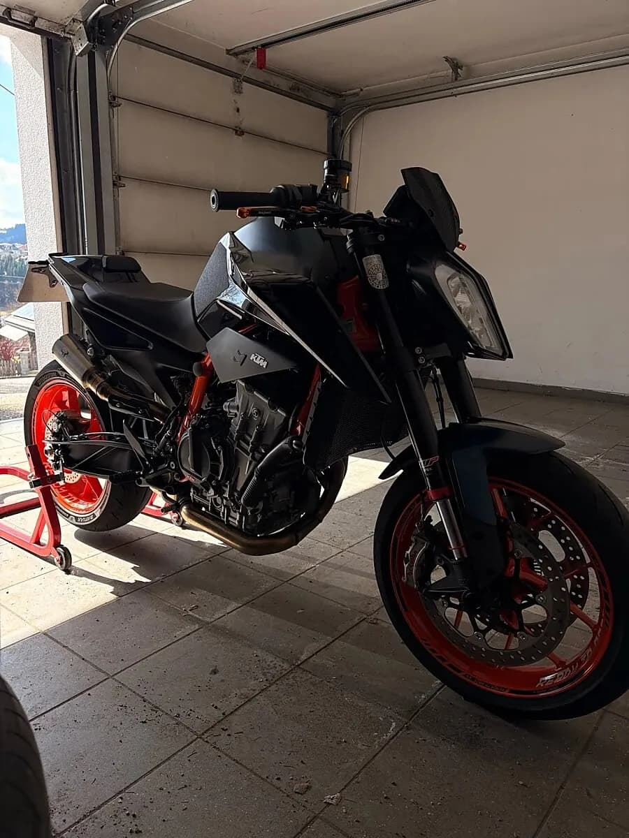 KTM 890